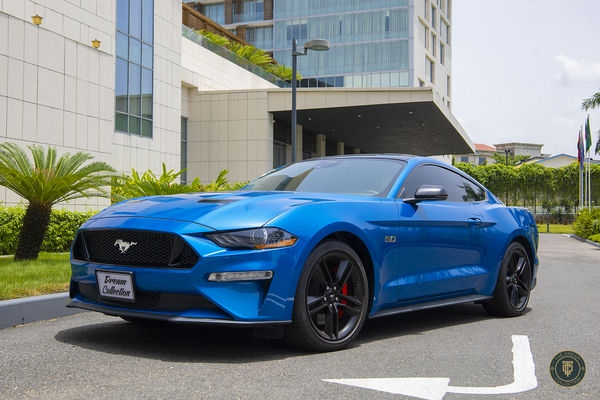 Ford Mustang GT Premium angle 1